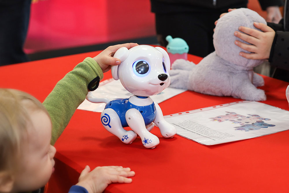 Obchodn� d�m Zl�n zve na ned�le s chytr�mi hra�kam