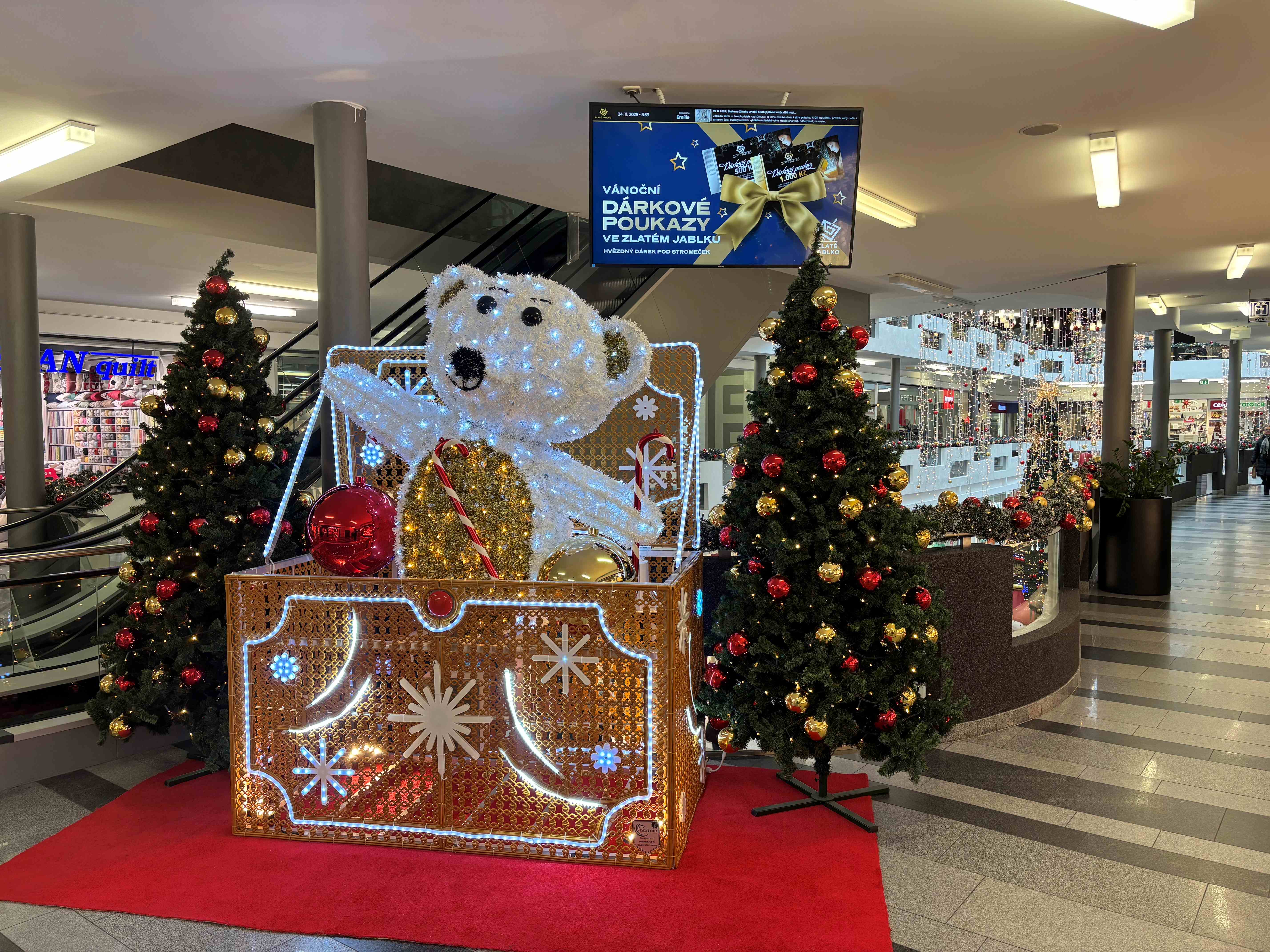 VÁNOČNÍ SVĚT HRAČEK VE ZLATÉM JABLKU