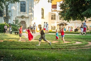 Sv�tov� den labyrint� na Lou�ni